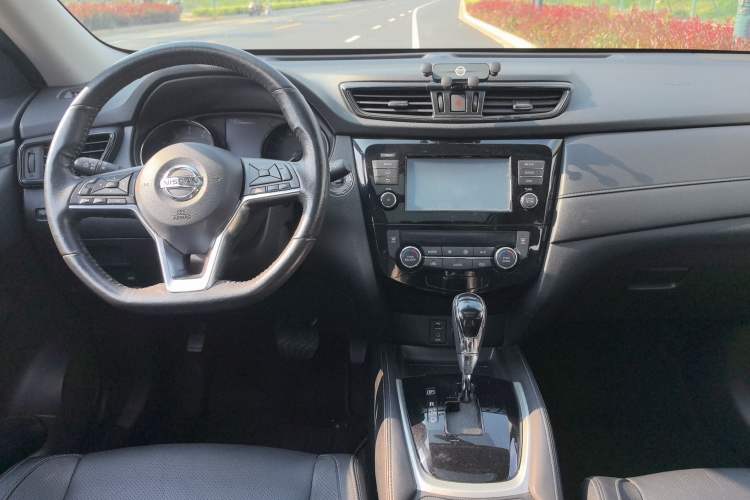 Used Nissan X-Trail 2017 2.0L CVT Smart Enjoyment Version 2WD Interior 2