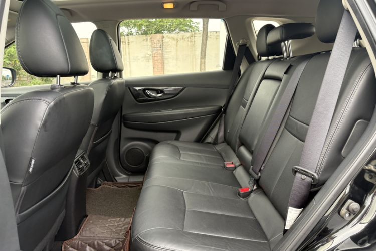 Used Nissan X-Trail 2017 2.5L CVT Luxury Edition 4WD Interior 3