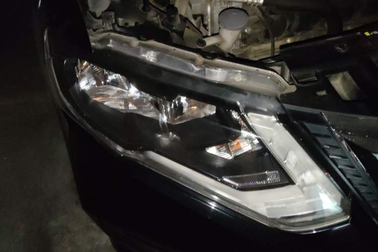 Used Nissan X-Trail 2017 2.0L CVT Comfort Edition 2WD Right Front Headlight