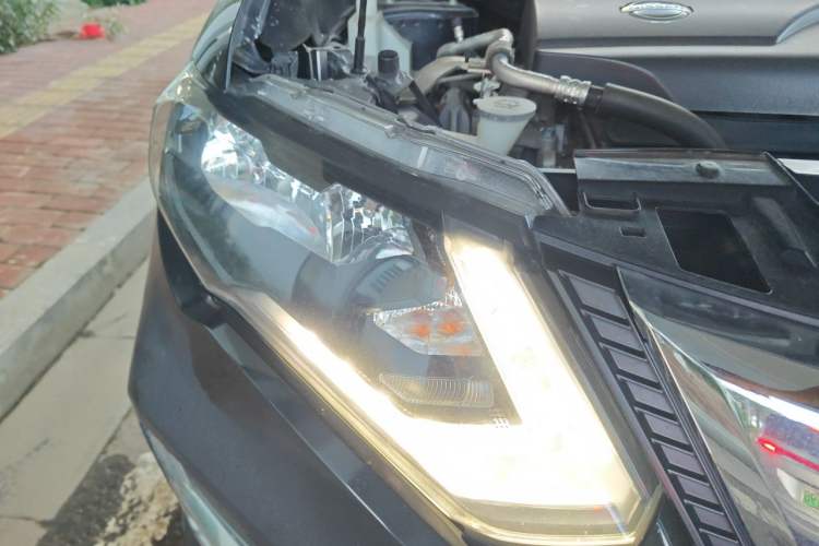 Used Nissan X-Trail 2017 2.0L CVT Comfort Edition 2WD Right Front Headlight