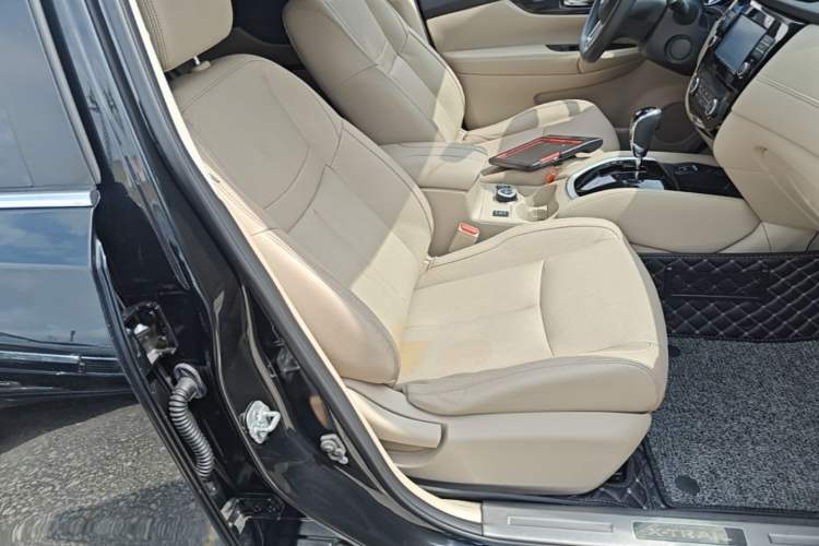 Used Nissan X-Trail 2017 2.5L CVT Leading Edition 4WD Right Front Seat