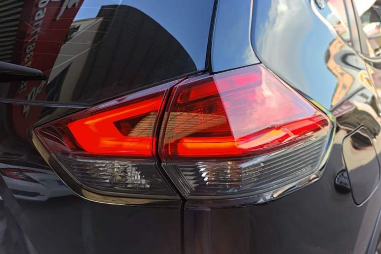 Used Nissan X-Trail 2017 2.0L CVT Comfort Edition 2WD Right Rear Taillight