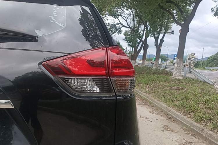 Used Nissan X-Trail 2017 2.0L CVT Comfort Edition 2WD Right Rear Taillight