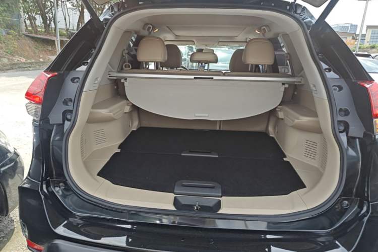 Used Nissan X-Trail 2017 2.5L CVT Leading Edition 4WD Trunk