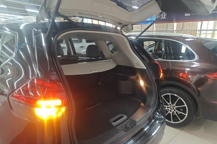 Used Nissan X-Trail 2017 2.5L CVT Leading Edition 4WD Trunk