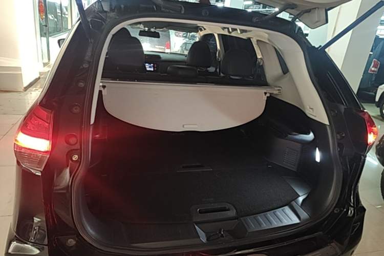 Used Nissan X-Trail 2017 2.0L CVT Comfort Edition 2WD Trunk