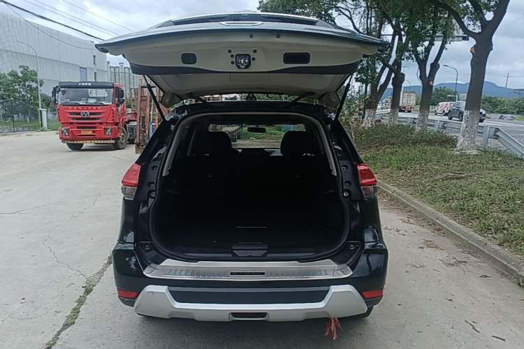 Used Nissan X-Trail 2017 2.0L CVT Comfort Edition 2WD Trunk