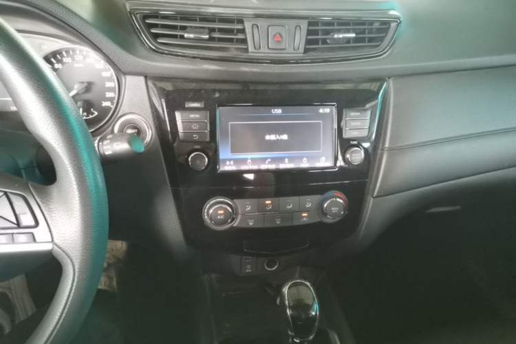 Used Nissan X-Trail 2017 2.0L CVT Comfort Edition 2WD Audio And AC Panel