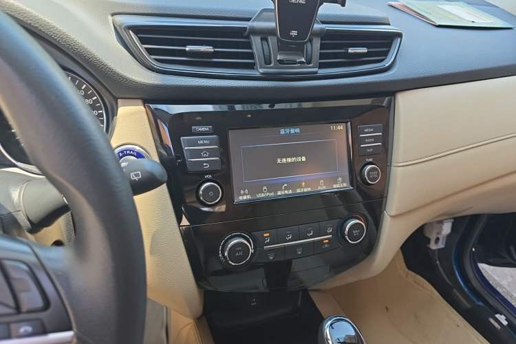 Used Nissan X-Trail 2017 2.0L CVT Comfort Edition 2WD Audio And AC Panel