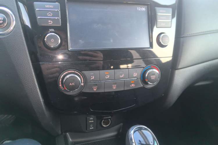Used Nissan X-Trail 2017 2.0L CVT Comfort Edition 2WD Audio And AC Panel