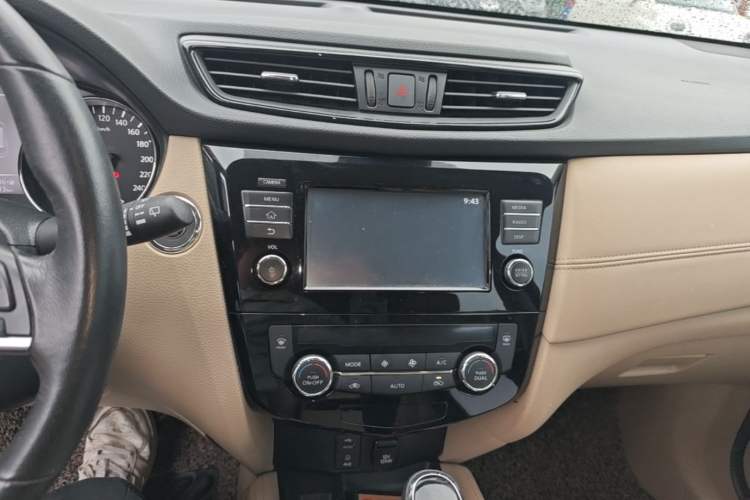 Used Nissan X-Trail 2017 2.5L CVT Luxury Edition 4WD Audio And AC Panel