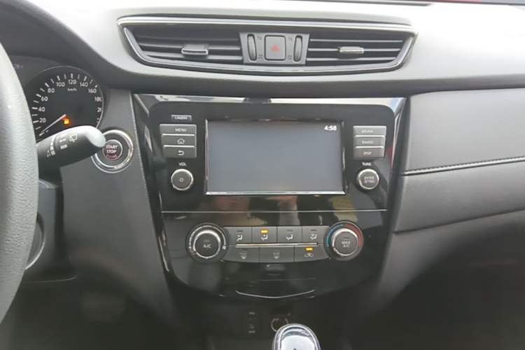 Used Nissan X-Trail 2017 2.0L CVT Comfort Edition 2WD Audio And AC Panel