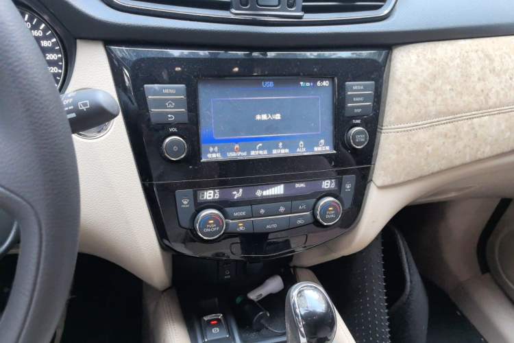 Used Nissan X-Trail 2017 2.5L CVT 7-Seater Leading Edition 4WD Audio And AC Panel