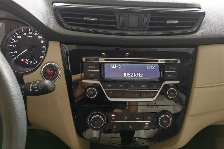 Used Nissan X-Trail 2017 2.0L CVT Fashion Edition 2WD Audio And AC Panel