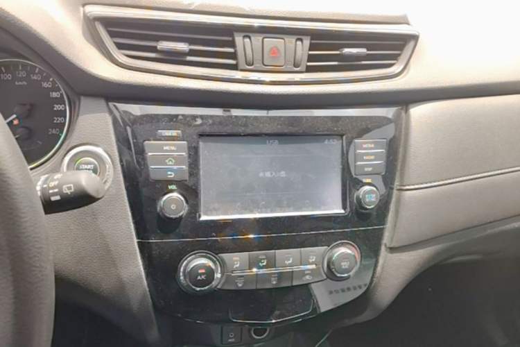 Used Nissan X-Trail 2017 2.0L CVT Comfort Edition 2WD Audio And AC Panel