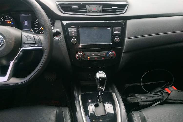 Used Nissan X-Trail 2017 2.0L CVT Comfort Edition 2WD Audio And AC Panel