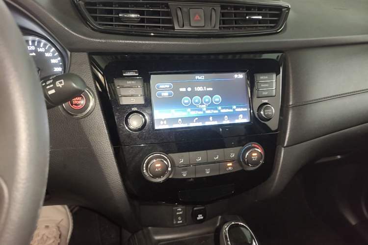 Used Nissan X-Trail 2017 2.0L CVT Comfort Edition 2WD Audio And AC Panel