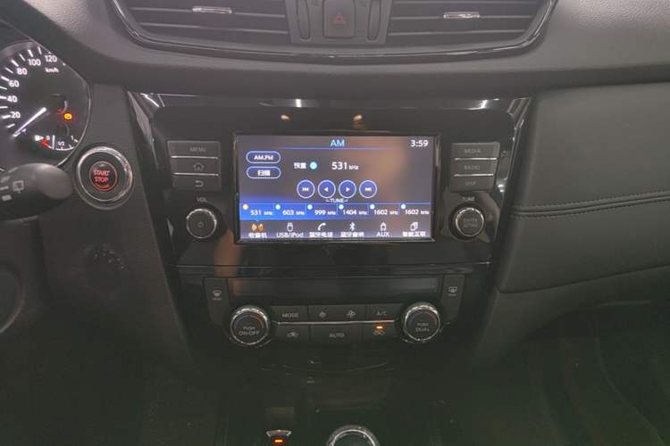 Used Nissan X-Trail 2017 2.5L CVT 7-Seater Leading Edition 4WD Audio And AC Panel