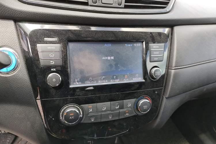 Used Nissan X-Trail 2017 2.0L CVT Comfort Edition 2WD Audio And AC Panel