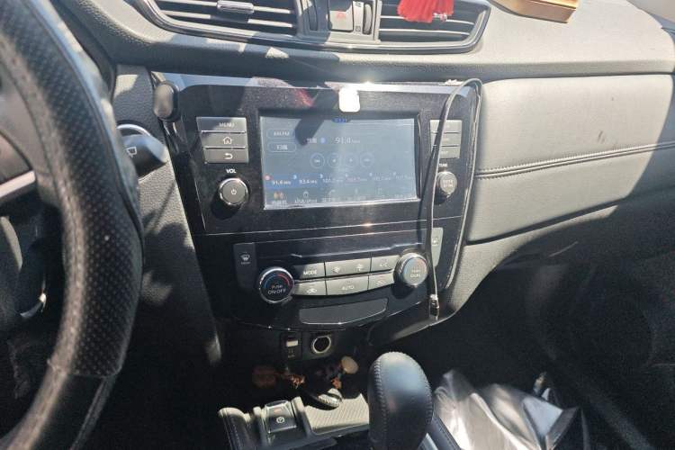 Used Nissan X-Trail 2017 2.5L CVT Leading Edition 4WD Audio And AC Panel
