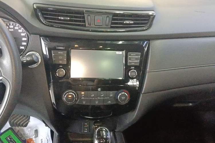 Used Nissan X-Trail 2017 2.0L CVT Comfort Edition 2WD Audio And AC Panel