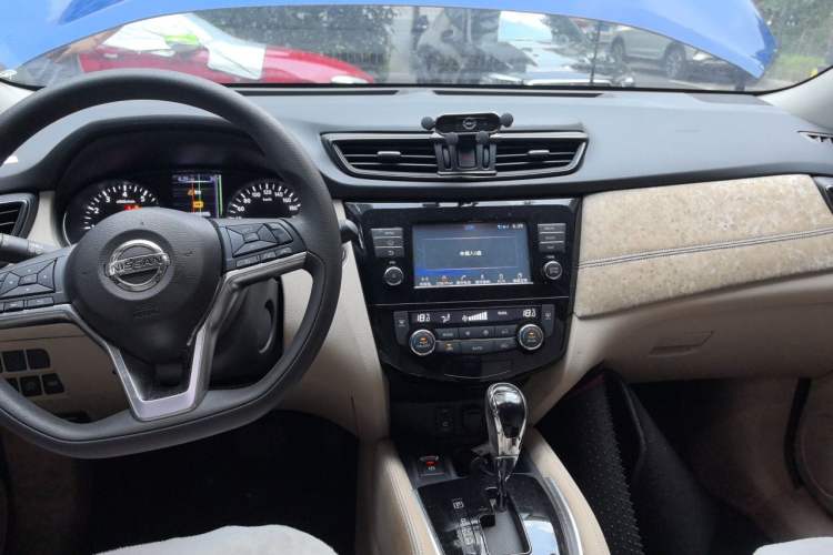 Used Nissan X-Trail 2017 2.5L CVT 7-Seater Leading Edition 4WD Center Console
