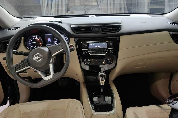 Used Nissan X-Trail 2017 2.0L CVT Fashion Edition 2WD Center Console