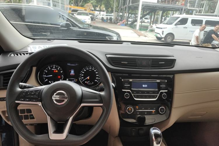 Used Nissan X-Trail 2017 2.0L CVT Fashion Edition 2WD Center Console