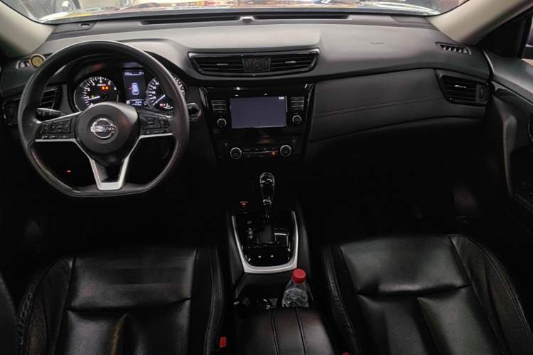 Used Nissan X-Trail 2017 2.5L CVT 7-Seater Leading Edition 4WD Center Console