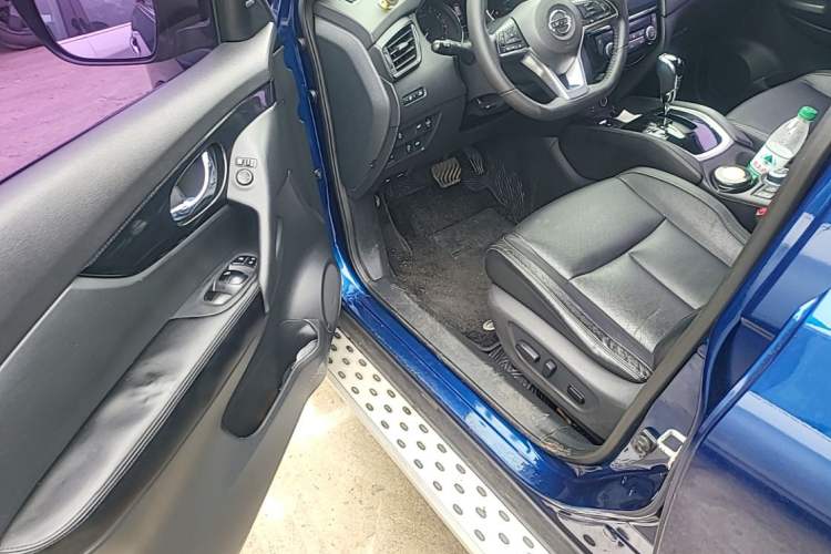 Used Nissan X-Trail 2017 2.5L CVT Luxury Edition 4WD Driver Seat