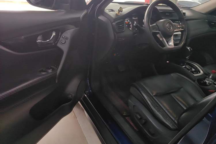 Used Nissan X-Trail 2017 2.5L CVT 7-Seater Leading Edition 4WD Driver Seat