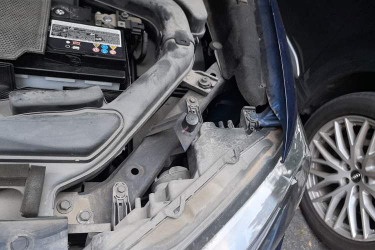 Used Nissan X-Trail 2017 2.5L CVT 7-Seater Leading Edition 4WD Engine Bay Left