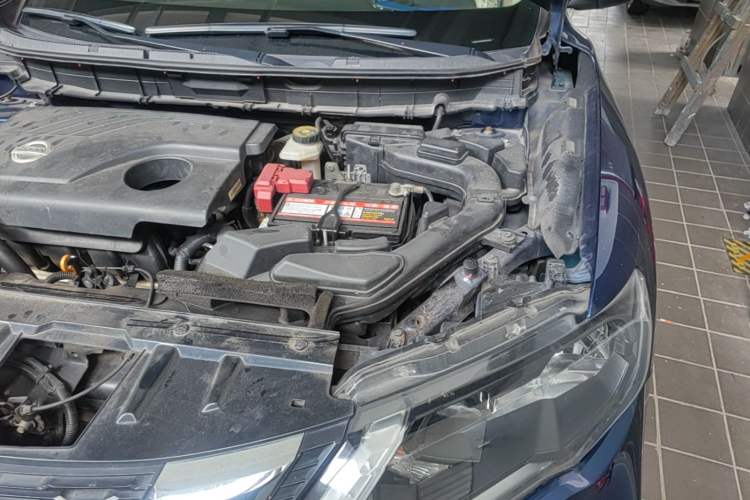 Used Nissan X-Trail 2017 2.0L CVT Fashion Edition 2WD Engine Bay Left