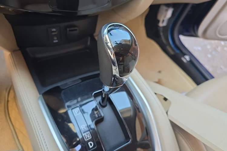 Used Nissan X-Trail 2017 2.0L CVT Comfort Edition 2WD Gear Lever
