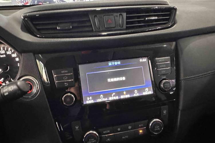 Used Nissan X-Trail 2017 2.5L CVT Leading Edition 4WD Interior 3
