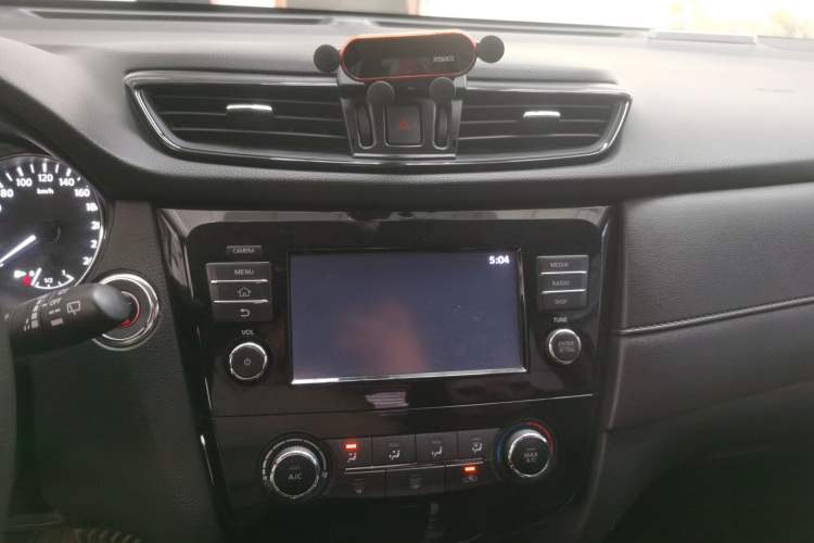 Used Nissan X-Trail 2017 2.0L CVT Comfort Edition 2WD Audio And AC Panel