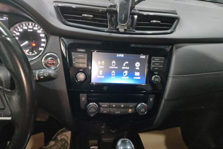 Used Nissan X-Trail 2017 2.5L CVT Luxury Edition 4WD Audio And AC Panel