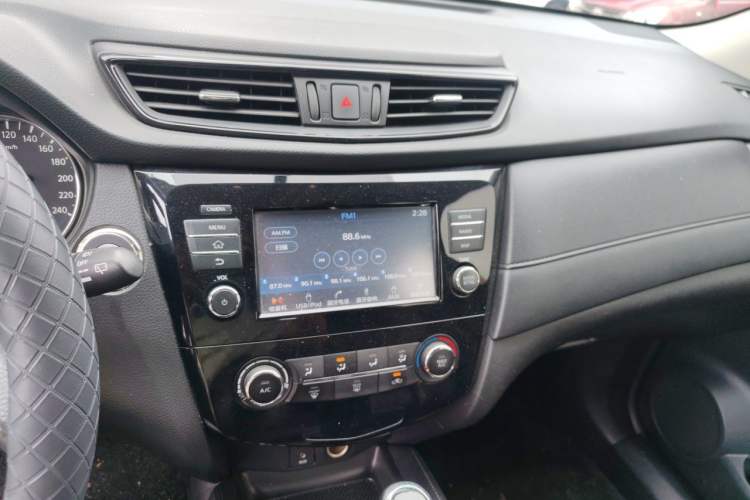 Used Nissan X-Trail 2017 2.0L CVT Comfort Edition 2WD Audio And AC Panel