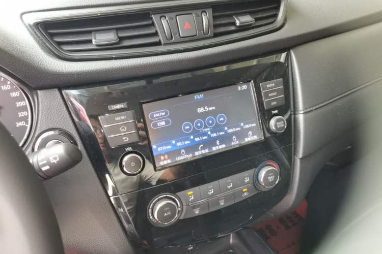 Used Nissan X-Trail 2017 2.0L CVT Comfort Edition 2WD Audio And AC Panel