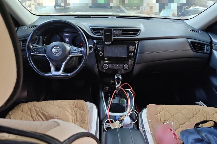 Used Nissan X-Trail 2017 2.5L CVT Luxury Edition 4WD Center Console