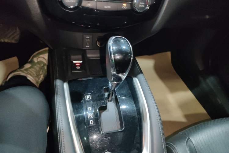 Used Nissan X-Trail 2017 2.5L CVT Luxury Edition 4WD Gear Lever