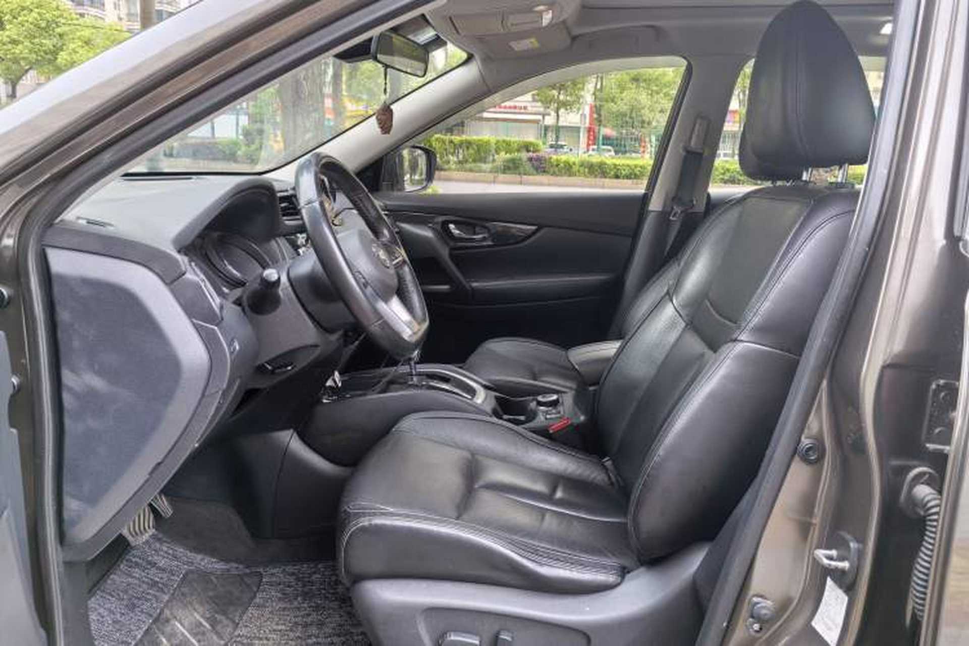 Used Nissan X-Trail 2017 2.5L CVT Luxury Edition 4WD Interior 2