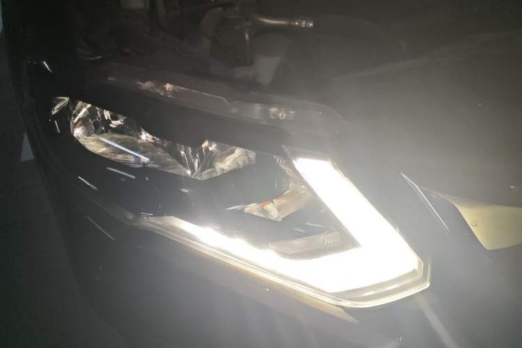 Used Nissan X-Trail 2017 2.0L CVT Comfort Edition 2WD Right Front Headlight