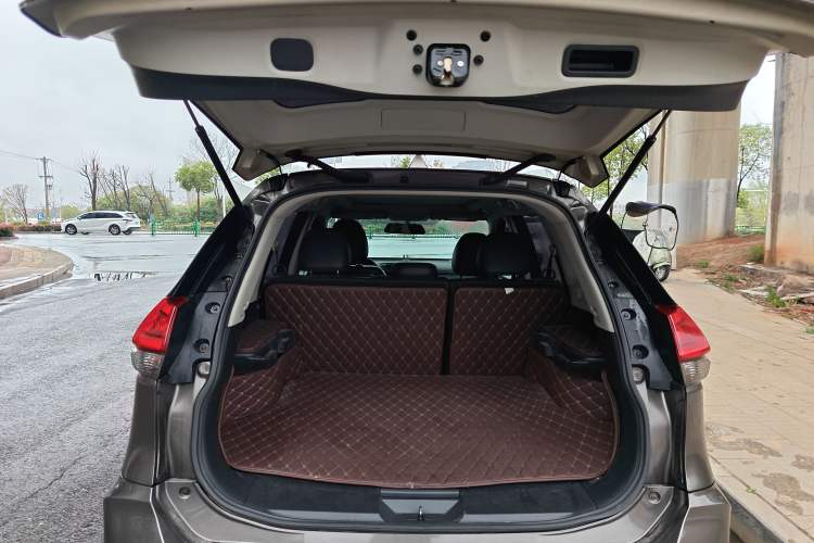 Used Nissan X-Trail 2017 2.0L CVT Comfort Edition 2WD Trunk