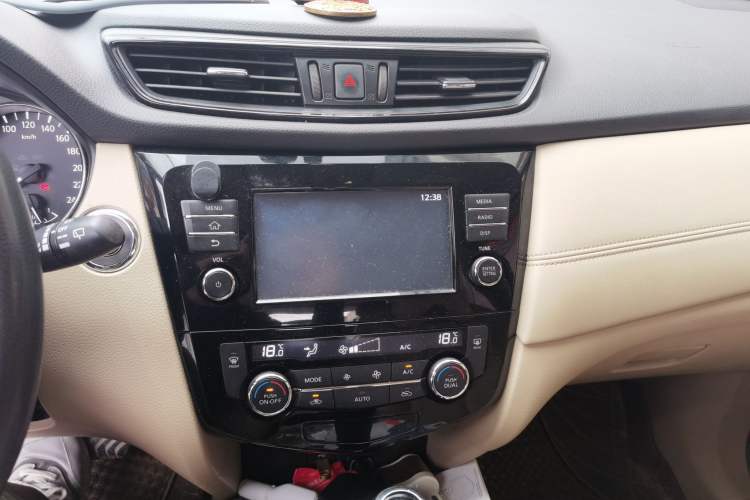 Used Nissan X-Trail 2017 2.5L CVT 7-Seater Leading Edition 4WD Audio And AC Panel