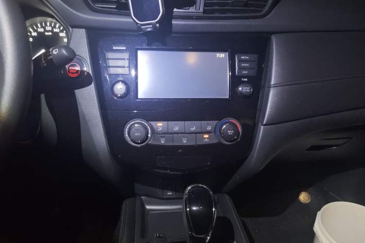 Used Nissan X-Trail 2017 2.0L CVT Comfort Edition 2WD Audio And AC Panel