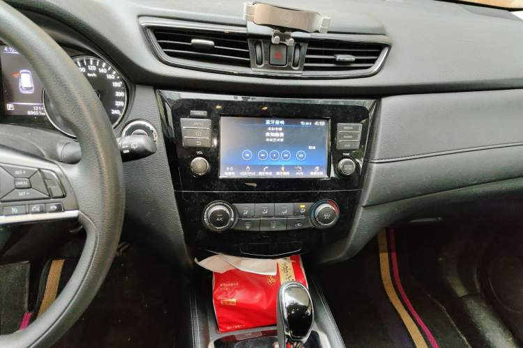 Used Nissan X-Trail 2017 2.0L CVT Comfort Edition 2WD Audio And AC Panel