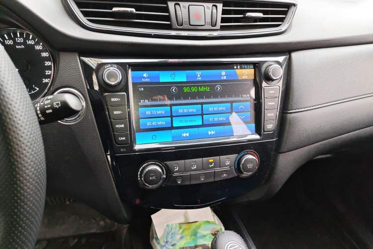 Used Nissan X-Trail 2017 2.0L CVT Comfort Edition 2WD Audio And AC Panel
