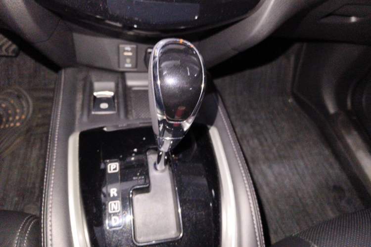Used Nissan X-Trail 2017 2.5L CVT Luxury Edition 4WD Gear Lever