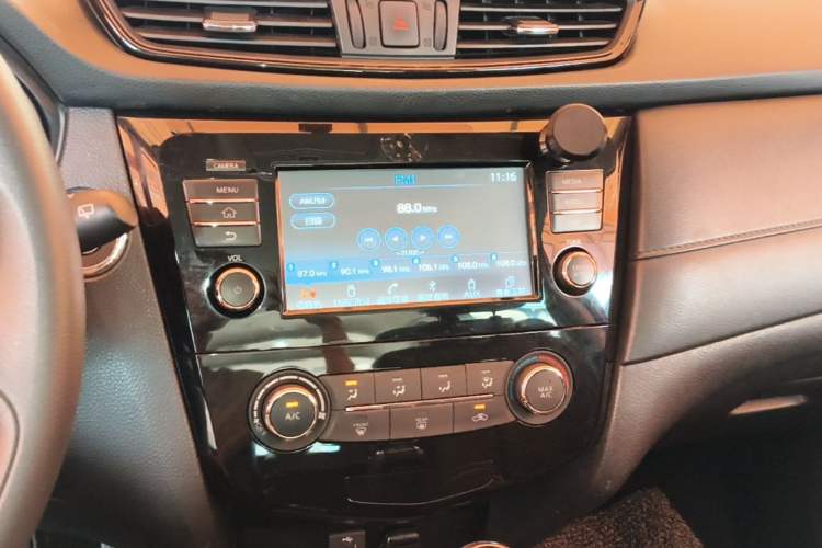 Used Nissan X-Trail 2017 2.0L CVT Comfort Edition 2WD Audio And AC Panel